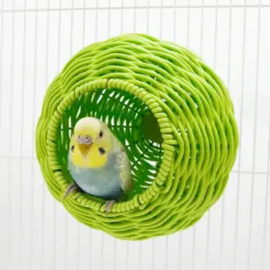 Nid sphérique suspendu en fibres tissées pour petits oiseaux
