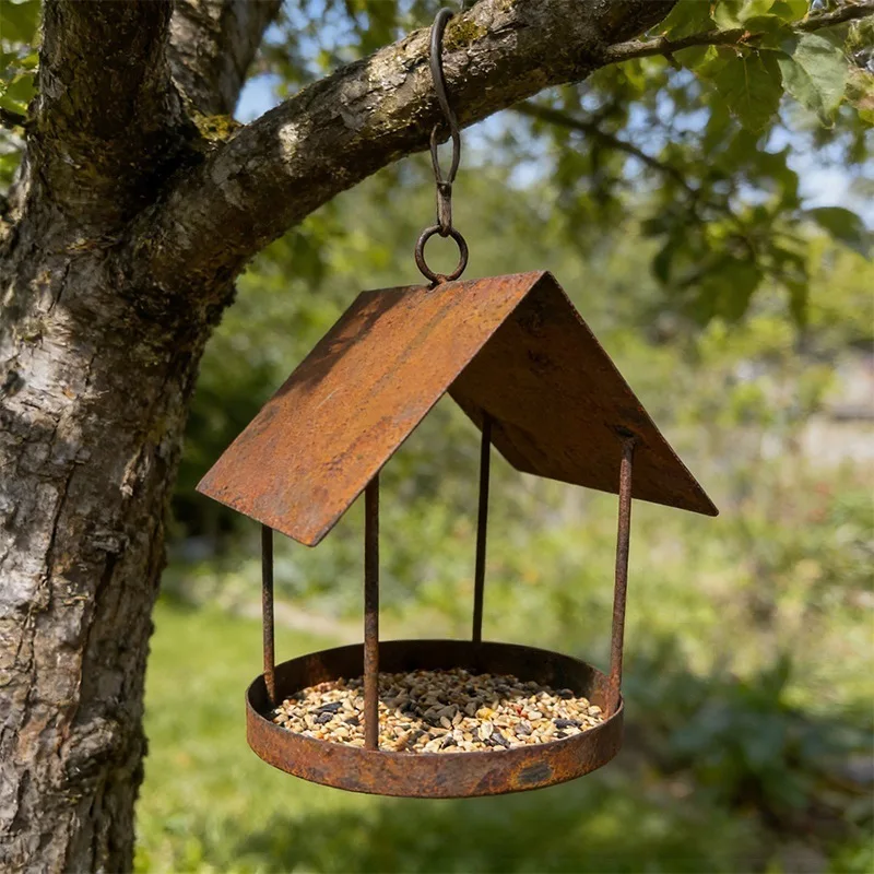 Mangeoire suspendue en fer rouillé avec abri et bol intégré pour oiseaux du jardin – Image 4